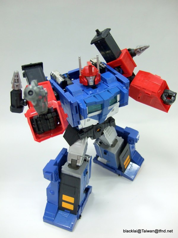 MP 31 Masterpiece Delta Magnus Diaclone Powered Convoy In Hand Photos 11 (11 of 32)